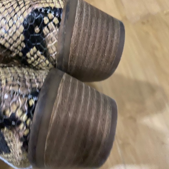 Lucky Brand Womens  Boots Size 7.5 Python Snake Skin Ankle Booties NWT - Picture 5 of 9